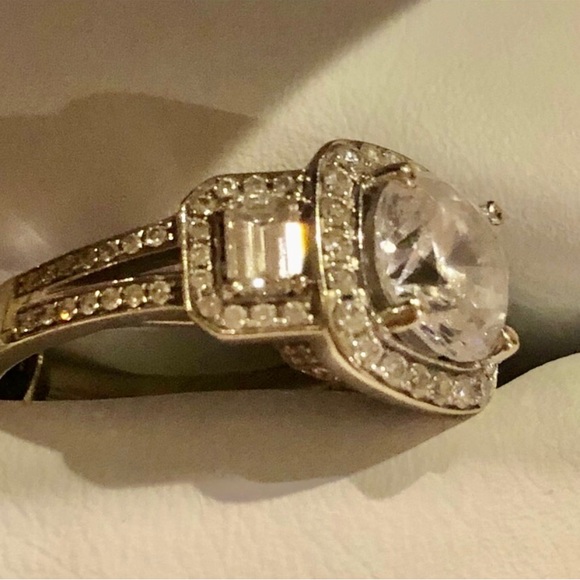 Simon G Halo Engagement Setting in 18k white gold. Great price! Gorgeous! - Picture 8 of 9